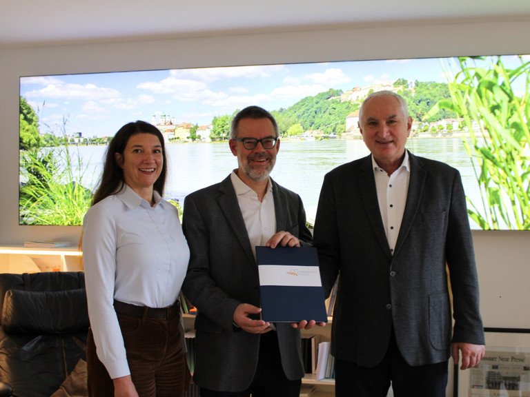Prof. Dr. Ulrich Bartosch, Präsident der Universität Passau (1. v. r.), gemeinsam mit Vizepräsident Prof. Dr. Werner Gamerith, Vizepräsident für Transfer und interne Vernetzung mit der Querschnittsaufgabe Nachhaltigkeit, und Dr. Stefanie Wehner (1. v. l.), Leiterin der Stabstelle Klimaschutz, bei der Vorstellung der Nachhaltigkeitsstrategie, Foto: Universität Passau.