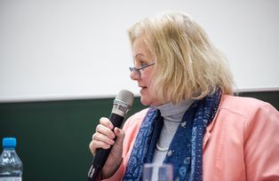 Dr. Karin E. Oechslein bei der Moderation der anschließenden Diskussion
