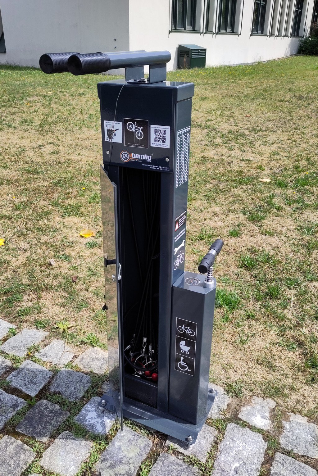 Bild einer neuen Fahrradreparaturstation