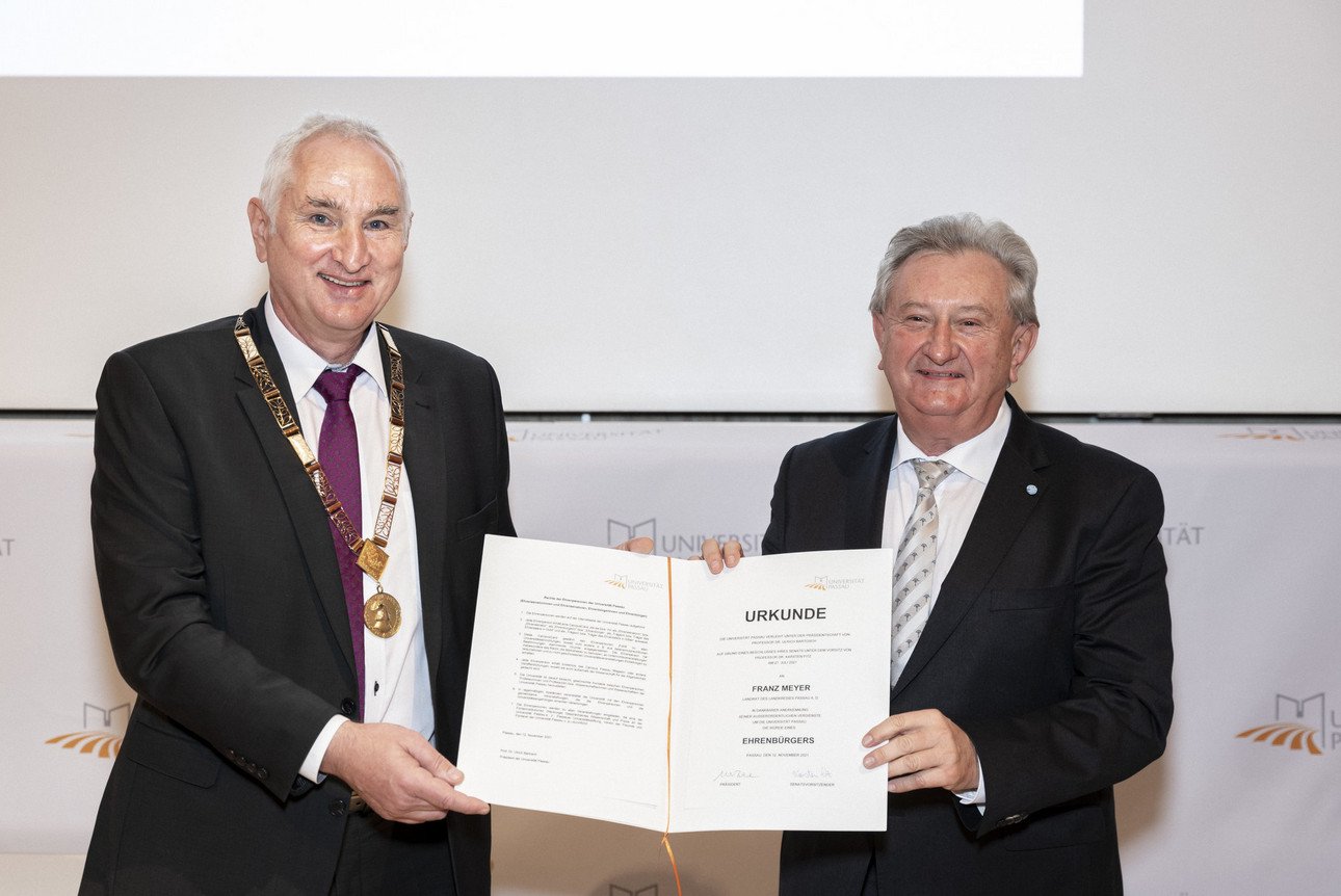 Preisverleihung f&uuml;r Franz Meyer, Altlandrat des Landkreises Passau