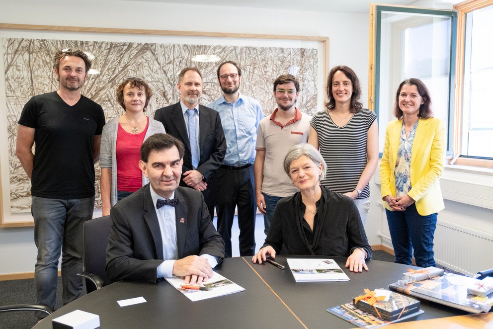 Pr&auml;sidentin Prof. Dr. Carola Jungwirth und der Rektor der ENSIIE Laurent Pr&eacute;vel unterzeichneten den Vertrag zum gemeinsamen Doppelmasterprogramm im Beisein von Vizepr&auml;sident Prof. Dr. Harry Haupt, Prof. Mathilde Mougeot, Vizepr&auml;sident Olivier Mentz, Vizepr&auml;sident Prof. Dr. Harald Kosch, Pilotstudent Alban Thaumur, Vizepr&auml;sidentin Prof. Dr. Daniela Wawra und Barbara Zacharias von der Abteilung Internationales und Studierendenservice.