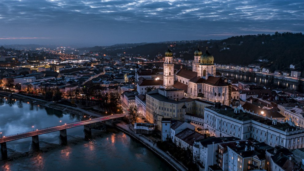 Luftbild der Altstadt von Passau bei Nacht vom Inn aus mit Blick auf den Dom