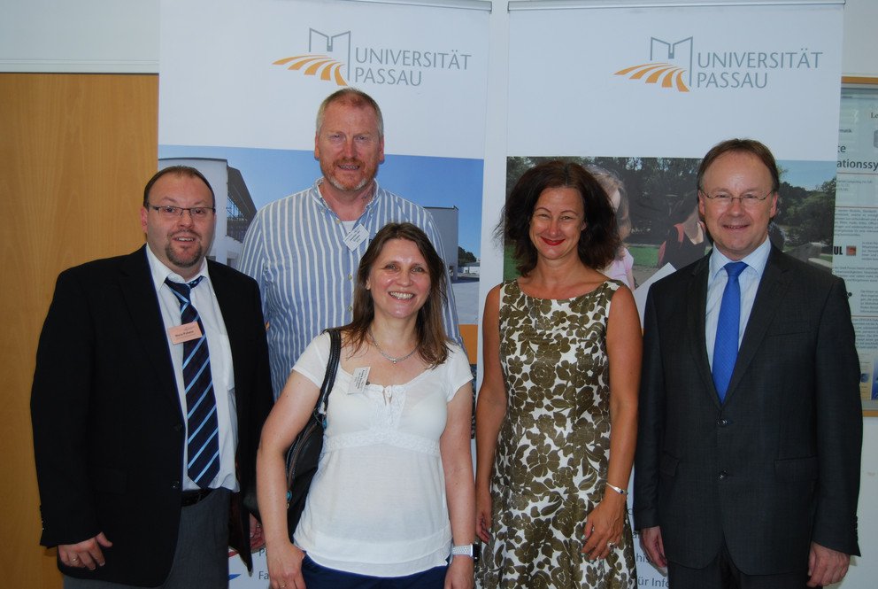 Vize-Pr&auml;sidentin Prof. Dr. Ursula Reutner, 2. B&uuml;rgermeister Urban Mangold und Hauptorganisator Uniarchivar Mario Puhane durften die beiden weitesten Anreisenden Anette Bergseth (aus Oslo, Norwegen, Bildmitte) und Joachim van Grieken (aus Hinte, Ostfriesland, 2. von links) begr&uuml;&szlig;en. 