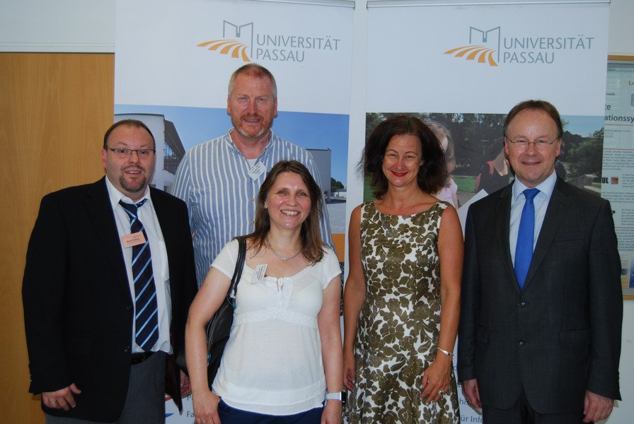 Vize-Präsidentin Prof. Dr. Ursula Reutner, 2. Bürgermeister Urban Mangold und Hauptorganisator Uniarchivar Mario Puhane durften die beiden weitesten Anreisenden Anette Bergseth (aus Oslo, Norwegen, Bildmitte) und Joachim van Grieken (aus Hinte, Ostfries Vize-Präsidentin Prof. Dr. Ursula Reutner, 2. Bürgermeister Urban Mangold und Hauptorganisator Uniarchivar Mario Puhane durften die beiden weitesten Anreisenden Anette Bergseth (aus Oslo, Norwegen, Bildmitte) und Joachim van Grieken (aus Hinte, Ostfriesland, 2. von links) begrüßen.
