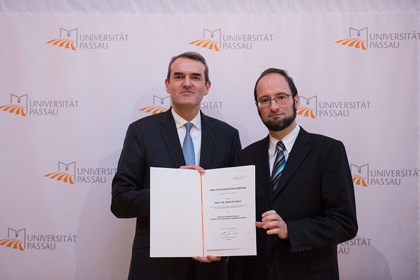 Emmanuel Claude Cohet, Generalkonsul der Franz&ouml;sischen Republik, (l.) &uuml;bergab den Preis an Prof. Dr. Harald Kosch