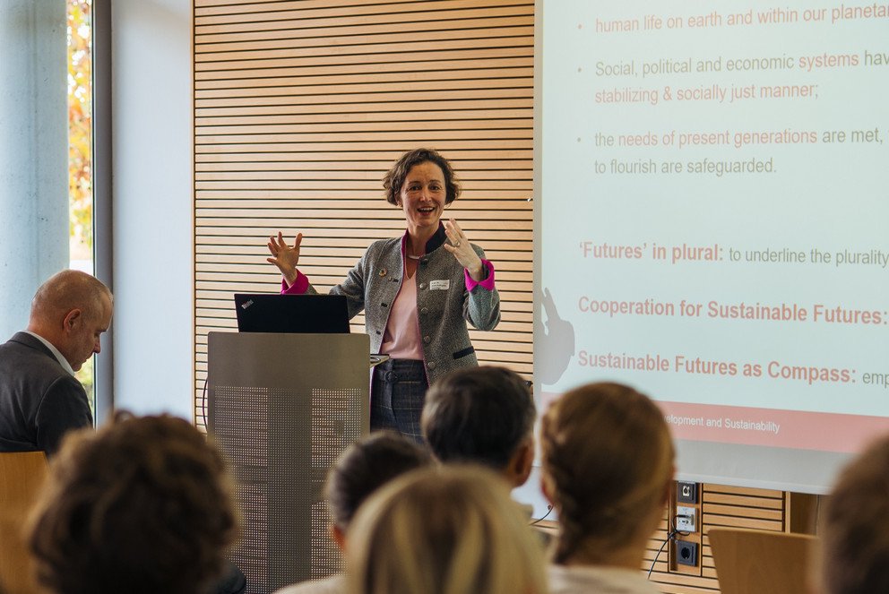 [Translate to Englisch:] Keynote-Speakerin Prof. Dr. Ann-Katharina Hornidge, Direktorin des German Institute of Development and Sustainability (IDOS) und Professorin für Globale nachhaltige Entwicklung, Universität Bonn.