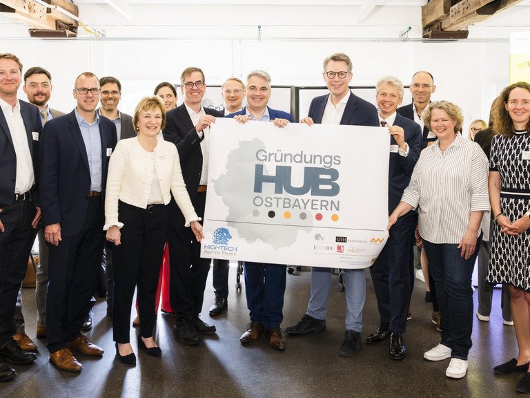 Gruppenfoto zum Auftakt des Gründungshub Ostbayerns.