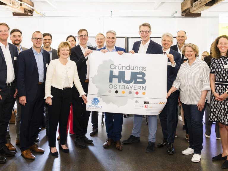 Gruppenfoto zum Auftakt des Gründungshub Ostbayerns.