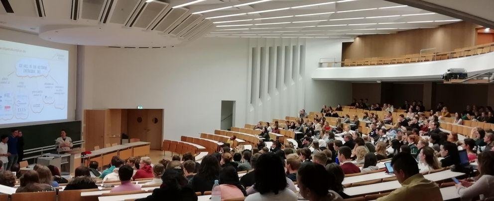 Voller Hörsaal beim Stipendieninfoabend