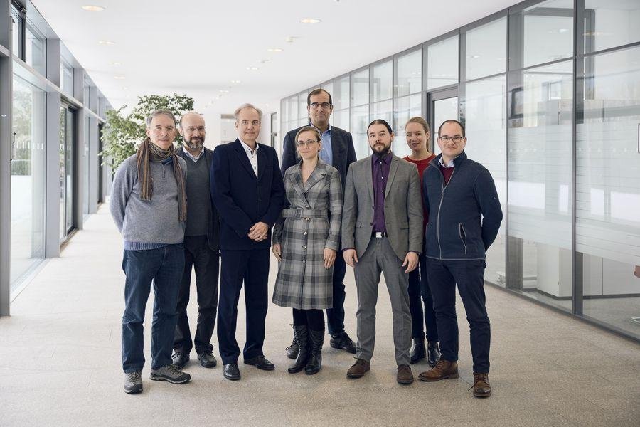 (v.l.n.r) Prof. Dr.-Ing. Felix Freiling, Prof. Dr.-Ing. Samuel Kounev, Dr. Henrich C. Pöhls, Prof. Dr.-Ing. Alexandra Dmitrienko, Prof. Dipl.-Ing. Dr. Stefan Katzenbeisser, Prof. Dr. Martin Schramm, Prof. Dr. Juliane Krämer, Prof. Dr. Dominik Herrmann