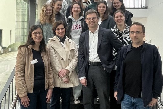 Die Schülerinnen und Schüler bei der Talentwerkstatt an der Uni Passau. Vorne (v.l.) Johanna Schmidt (Studienberatung), Prof. Dr. Bettina Noltenius (Vizepräsidentin für Studium, Lehre und Ethik), Andreas Zenker (Mitarbeiter des Ministerialbeauftragten für die Gymnasien in Niederbayern), Franziska Beck (Studienberatung) und Dr. Michael Weigl vom Lehrstuhl für Politikwissenschaft mit Schwerpunkt Vergleichende Regierungslehre; Foto: Universität Passau