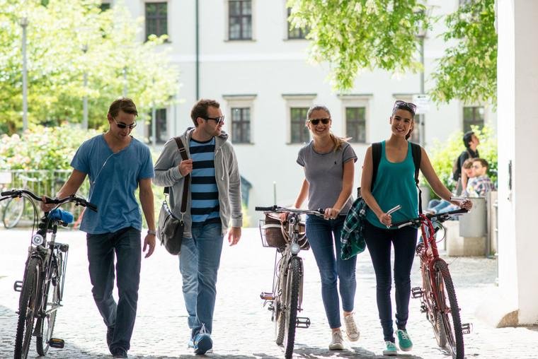 Studierende im NK Innenhof