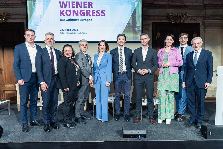 v.l. Michael Stellwag und Sebastian Enskat (KAS Wien), Dr. Heidi Maurer, Prof. Dr. Carlo Masala, Bundesministerin Karoline Edtstadler, Prof. Dr. Daniel Göler (Jean-Monnet-Lehrstuhl Uni Passau), Thomas Eibl (WKO), Florence Ertel (Science Hub for Europe, Uni Passau), Julian Plottka (Jean-Monnet-Lehrstuhl Uni Passau) und Bundeskanzler a.D. Dr. Wolfgang Schüssel. Foto: Konrad-Adenauer-Stiftung Wien/Matthias Jaidl