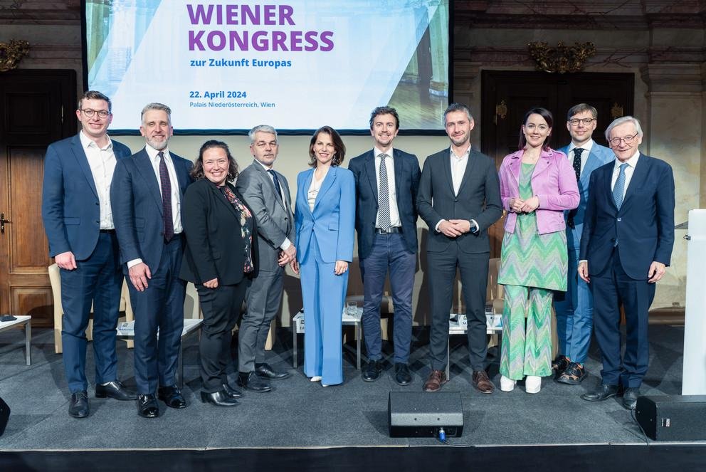 v.l. Michael Stellwag und Sebastian Enskat (KAS Wien), Dr. Heidi Maurer, Prof. Dr. Carlo Masala, Bundesministerin Karoline Edtstadler, Prof. Dr. Daniel Göler (Jean-Monnet-Lehrstuhl Uni Passau), Thomas Eibl (WKO), Florence Ertel (Science Hub for Europe, Uni Passau), Julian Plottka (Jean-Monnet-Lehrstuhl Uni Passau) und Bundeskanzler a.D. Dr. Wolfgang Schüssel. Foto: Konrad-Adenauer-Stiftung Wien/Matthias Jaidl