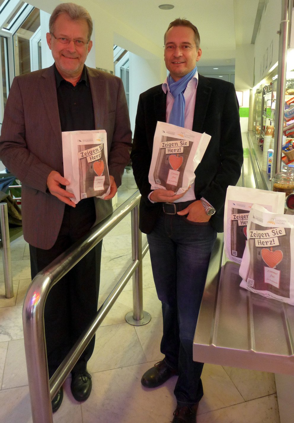 Pr&auml;sident Prof. Dr. Burkhard Freitag (l.) und Robert Klughardt, Abteilungsleiter f&uuml;r Studentisches Wohnen beim Studentenwerk Niederbayern/Oberpfalz