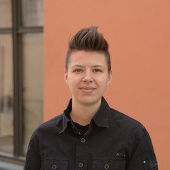 junge Frau schaut frontal in die Kamera