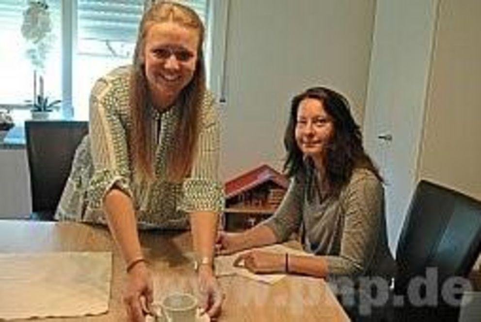 Selina Wagner, Sozialpädagogin und Hausleitung, führt zusammen mit Kollegin Anja Mühlberger am langen Tisch bei Tee oder Kaffee im Besprechungszimmer Aufnahmegespräche durch. −Fotos: Stattenberger Selina Wagner, Sozialpädagogin und Hausleitung, führt zusammen mit Kollegin Anja Mühlberger am langen Tisch bei Tee oder Kaffee im Besprechungszimmer Aufnahmegespräche durch. −Fotos: Stattenberger