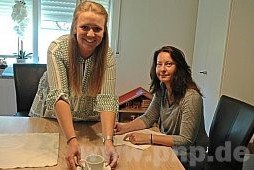 Selina Wagner, Sozialp&auml;dagogin und Hausleitung, f&uuml;hrt zusammen mit Kollegin Anja M&uuml;hlberger am langen Tisch bei Tee oder Kaffee im Besprechungszimmer Aufnahmegespr&auml;che durch. &minus;Fotos: Stattenberger 