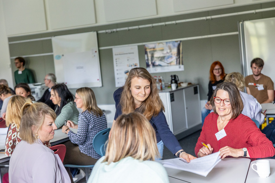 Miteinander ins Gespräch kommen und Ideen austauschen – beim Kick-Off-Meeting zum fitESD.eu-Projekt brachten sich alle Teilnehmenden mit ihren Erfahrungen und Vorschlägen ein. Foto: ZLF/Universität Passau 
