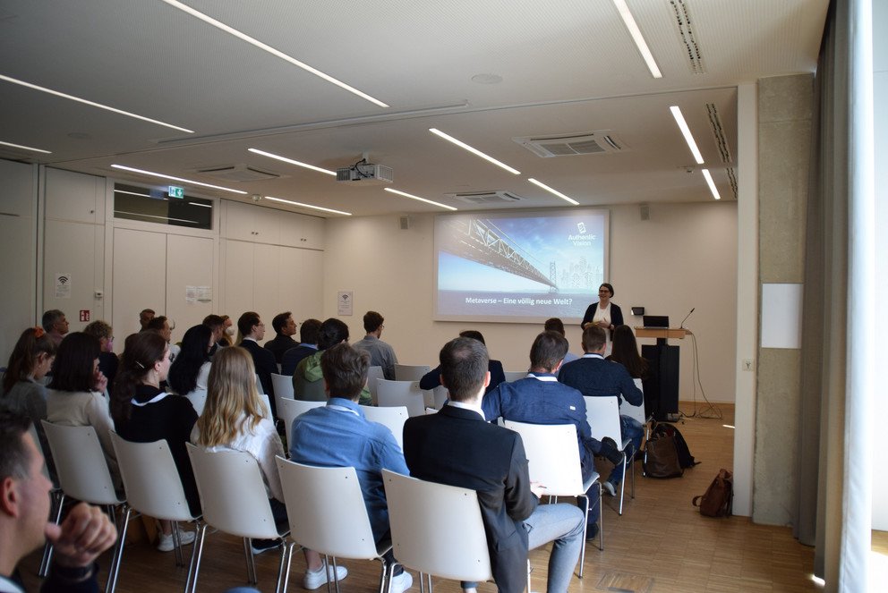 Beim Digital Tag tauschen sich Vertreterinnen und Vertreter von Unternehmen und Forschende zu aktuellen Entwicklungen der Digitalisierung aus. Foto: TH Deggendorf 