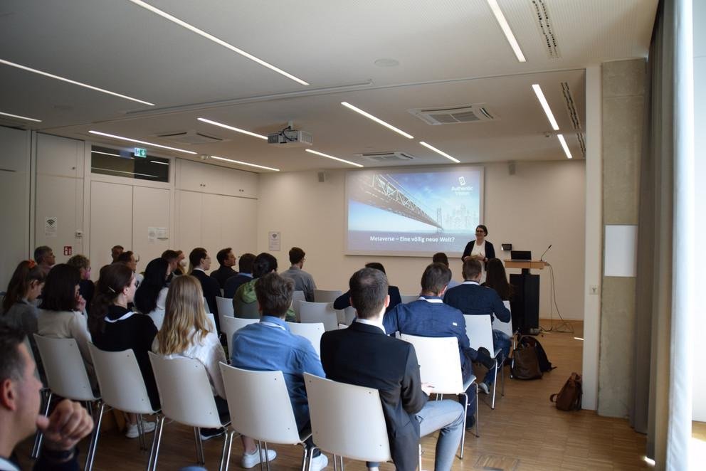 Beim Digital Tag tauschen sich Vertreterinnen und Vertreter von Unternehmen und Forschende zu aktuellen Entwicklungen der Digitalisierung aus. Foto: TH Deggendorf 