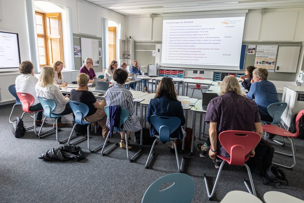 Vertreterinnen und Vertreter aller Fakultäten der Universität Passau diskutierten das Gutachten der Expertenkommission zur Weiterentwicklung der Lehrkräftebildung; Foto: Florian Stelzer