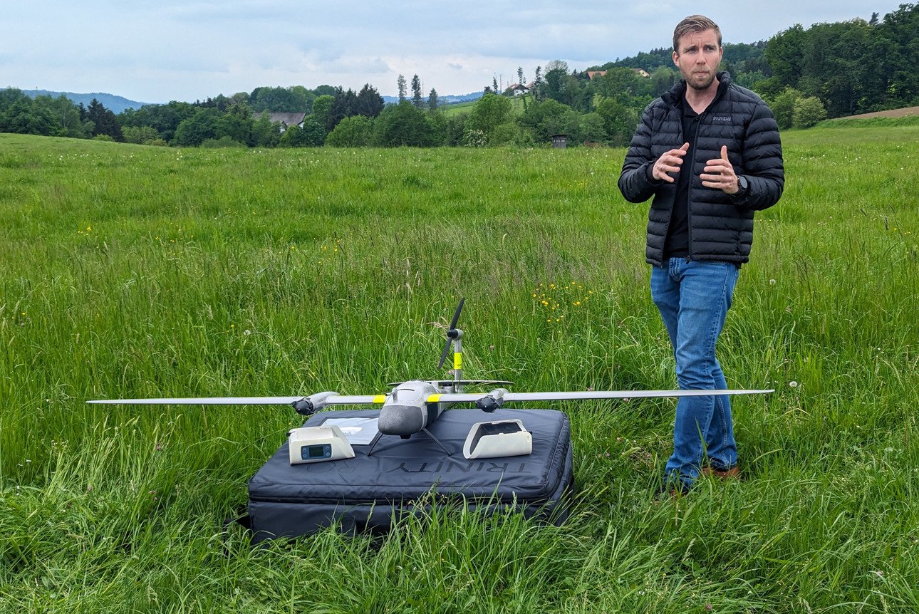 Pierre Ulfig von der Quantum-Systems GmbH erkl&auml;rt die Besonderheiten der eVTOL Drohne. Foto: Universit&auml;t Passau