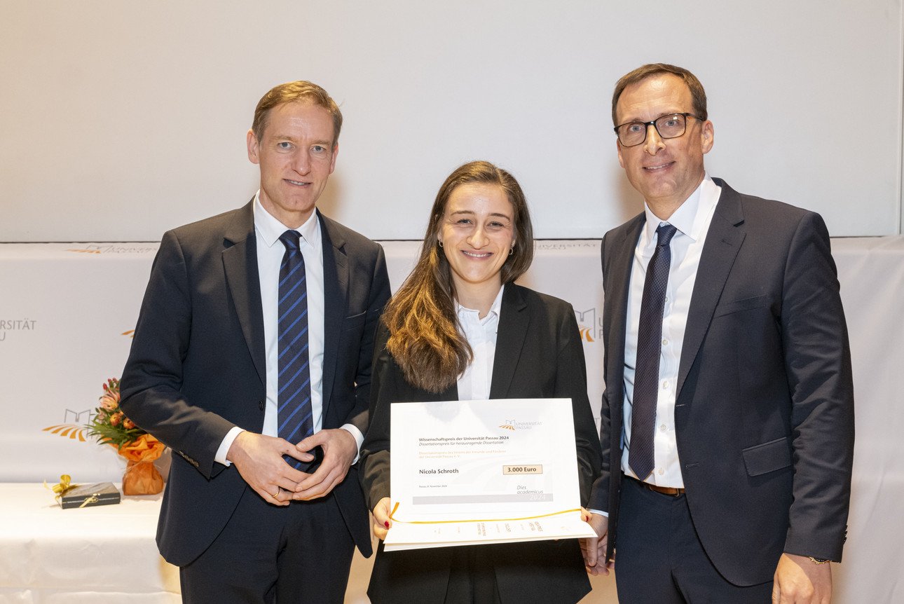 Rainer Haselbeck, Regierungspr&auml;sident Nicola Schroth Prof. Dr. Jan Schumann, Vizepr&auml;sident f&uuml;r Forschung