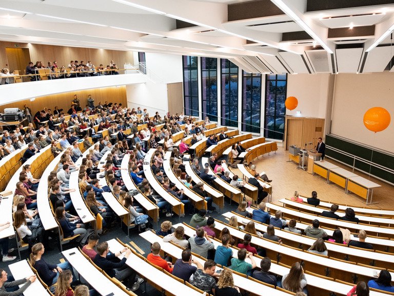 Begr&uuml;&szlig;ung der Studierenden im Audimax; Foto: Universit&auml;t Passau.