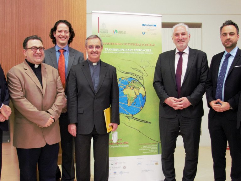 Gruppenbild, der Beteiligten: (v.l.) Paolo Conversi, Ph.D. (Päpstliche Universität Gregoriana, Rom), Prof. Dr. René Micallef  SJ (Päpstliche Universität Gregoriana, Rom), Thiago García (Engagement Global, Bonn), Prof. Dr.  Nuno da Silva Gonçalves SJ (Rektor, Päpstliche Universität Gregoriana, Rom), Prof. Dr. Ulrich  Bartosch (Präsident, Universität Passau), Christian Meier (Katholische Universität Eichstätt-Ingolstadt), Prof. Dr. Gerard Kevin Whelan SJ (Päpstliche Universität Gregoriana, Rom), Foto: Mara  Petermann (VDW)