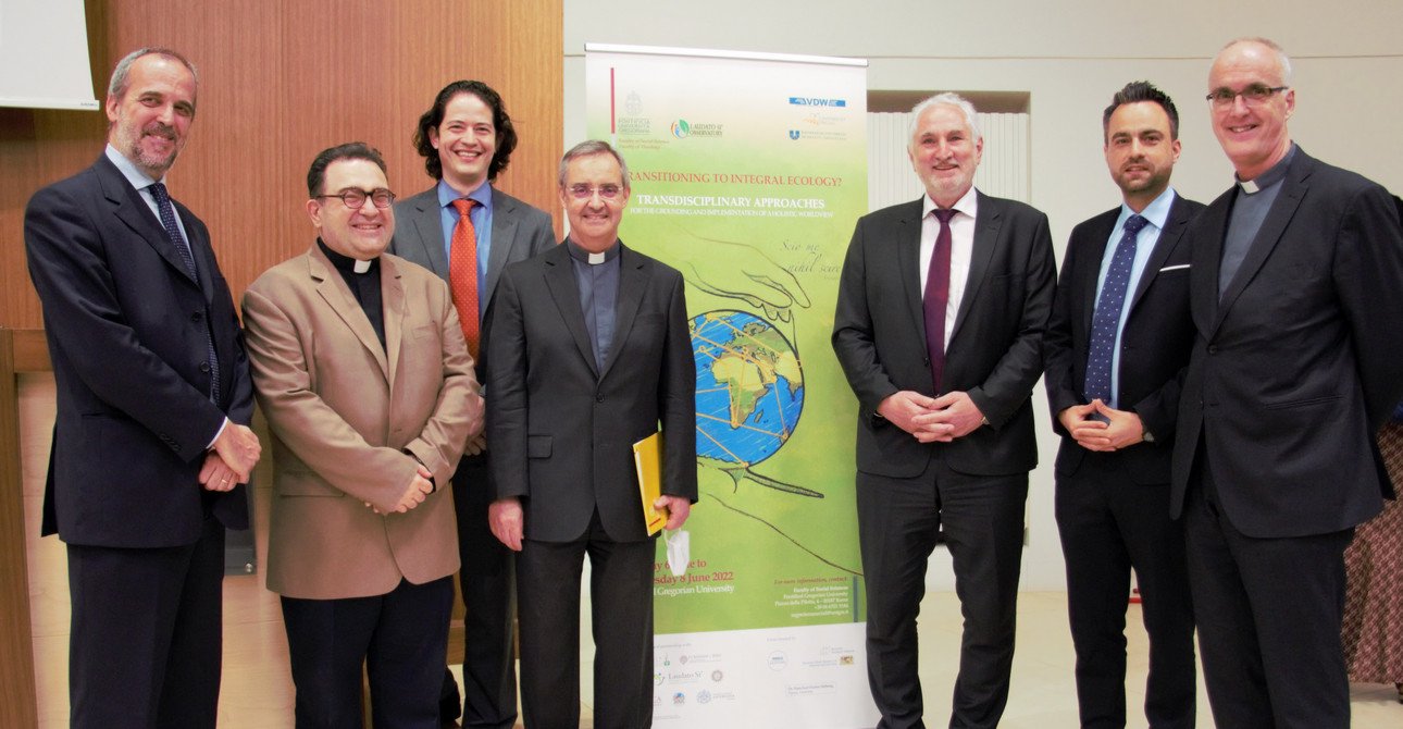 (v.l.) Paolo Conversi, Ph.D. (P&auml;pstliche Universit&auml;t Gregoriana, Rom), Prof. Dr. Ren&eacute; Micallef SJ (P&auml;pstliche Universit&auml;t Gregoriana, Rom), Thiago Garc&iacute;a (Engagement Global, Bonn), Prof. Dr. Nuno da Silva Gon&ccedil;alves SJ (Rektor, P&auml;pstliche Universit&auml;t Gregoriana, Rom), Prof. Dr. Ulrich Bartosch (Pr&auml;sident, Universit&auml;t Passau), Christian Meier (Katholische Universit&auml;t Eichst&auml;tt-Ingolstadt), Prof. Dr. Gerard Kevin Whelan SJ (P&auml;pstliche Universit&auml;t Gregoriana, Rom), Foto: Mara Petermann (VDW)