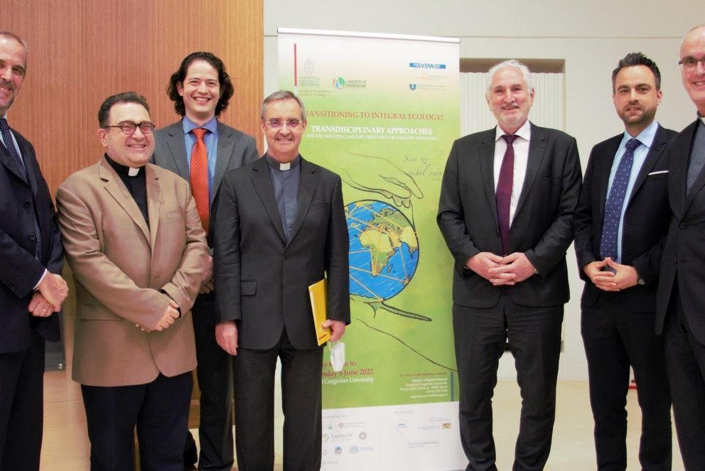 Gruppenbild, der Beteiligten: (v.l.) Paolo Conversi, Ph.D. (Päpstliche Universität Gregoriana, Rom), Prof. Dr. René Micallef  SJ (Päpstliche Universität Gregoriana, Rom), Thiago García (Engagement Global, Bonn), Prof. Dr.  Nuno da Silva Gonçalves SJ (Rektor, Päpstliche Universität Gregoriana, Rom), Prof. Dr. Ulrich  Bartosch (Präsident, Universität Passau), Christian Meier (Katholische Universität Eichstätt-Ingolstadt), Prof. Dr. Gerard Kevin Whelan SJ (Päpstliche Universität Gregoriana, Rom), Foto: Mara  Petermann (VDW)