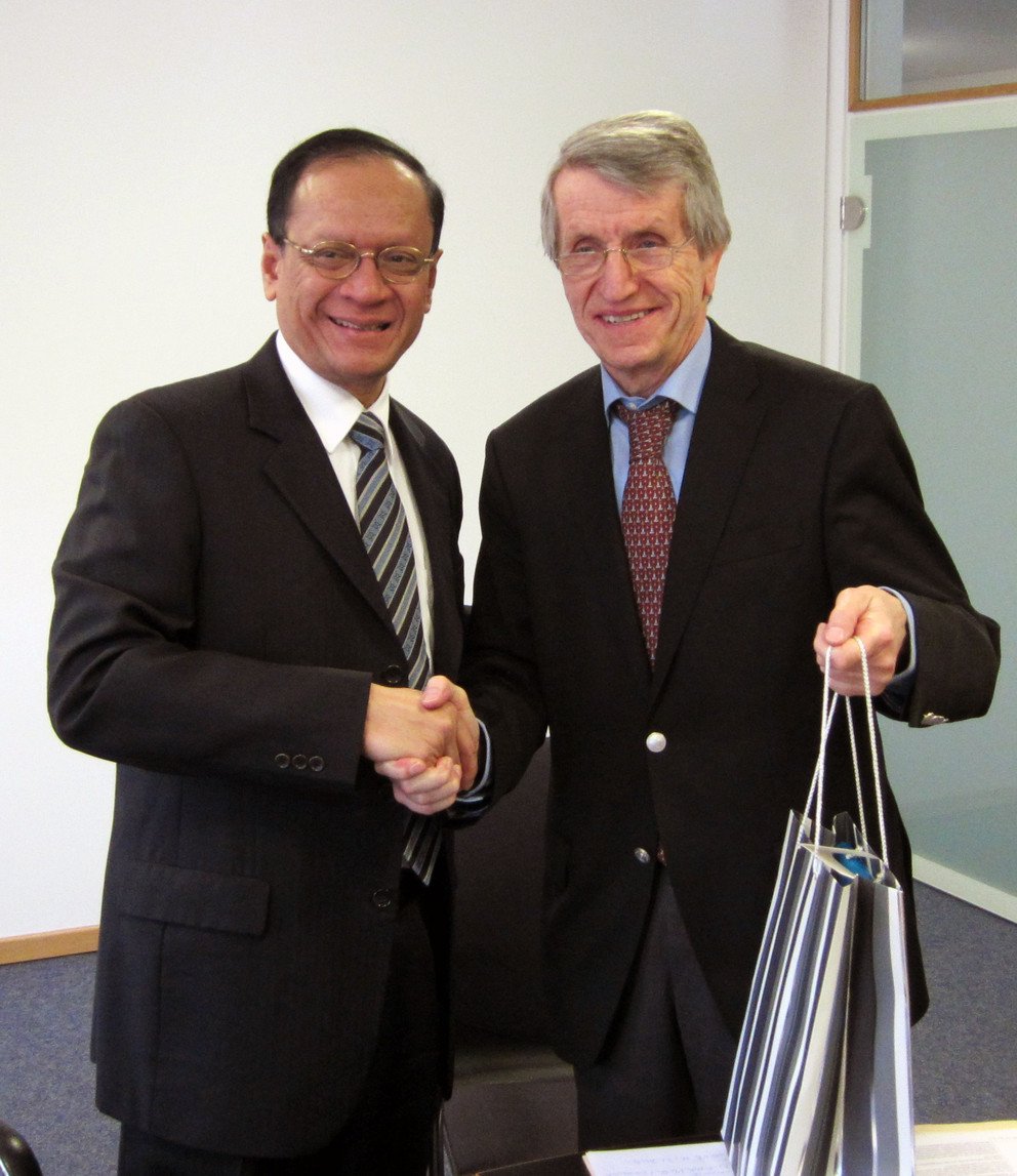 Universit&auml;tspr&auml;sident Prof. Dr. Walter Schweitzer mit S. E. Dr. Eddy Pratomo (links)