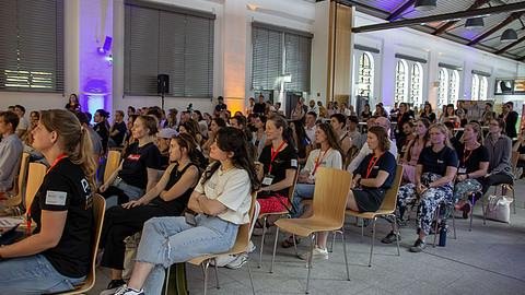 Die vollbesetzte Aula.