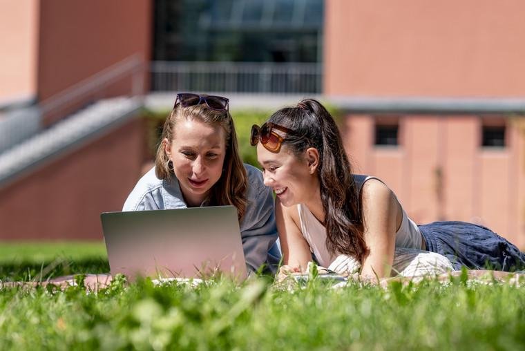 Studentinnen am Laptop auf der Innwiese
