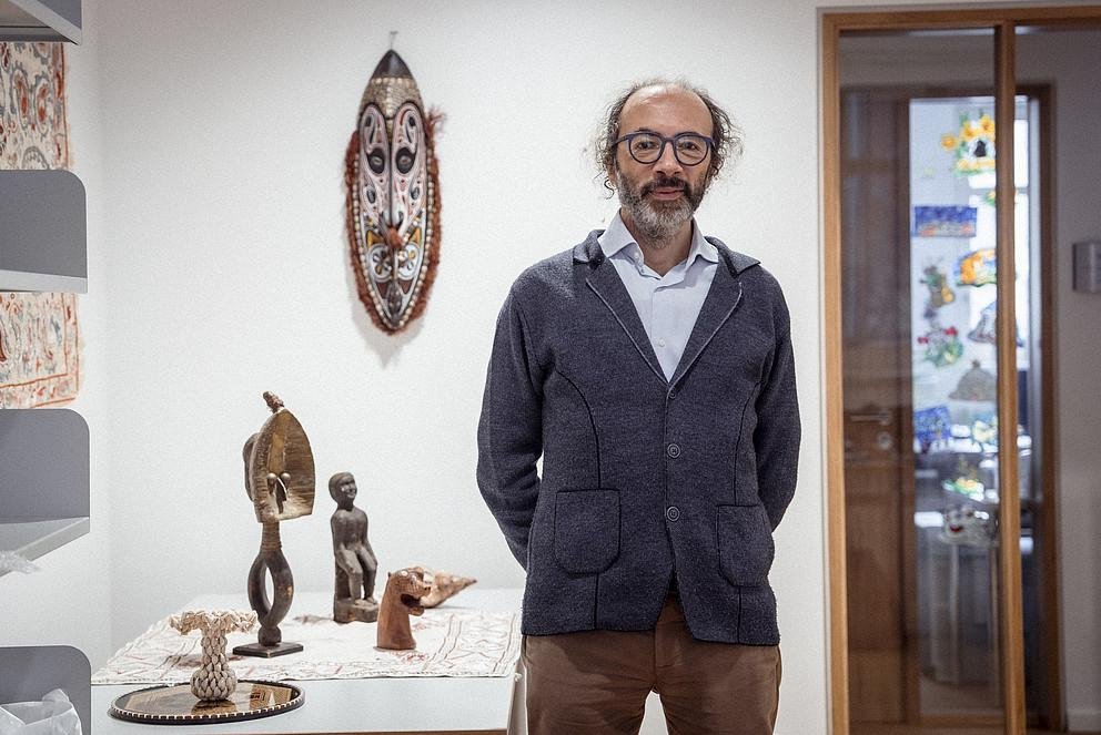 Dr. Gianluca Grimalda in seinem Büro in Passau; Foto: Universität Passau 