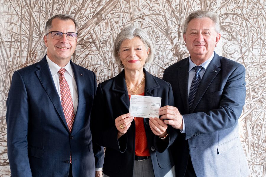Das Bild zeigt Landrat Franz Meyer, Christoph Helmschrott und Präsidentin Prof. Dr. Carola Jungwirth bei der Spendenübergabe. Foto: Universität Passau