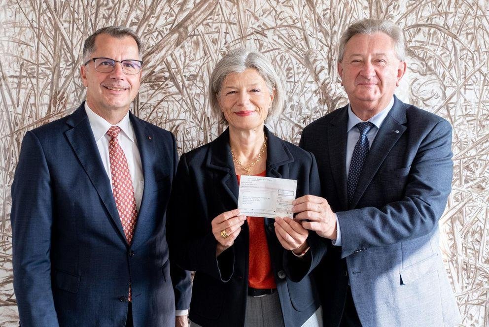 Das Bild zeigt Landrat Franz Meyer, Christoph Helmschrott und Präsidentin Prof. Dr. Carola Jungwirth bei der Spendenübergabe. Foto: Universität Passau