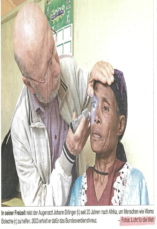 In seiner Freizeit reist der Augenarzt Johann Dillinger (l.) seit 20 Jahren nach Afrika, um Menschen wie Womo Bolechie (r.) zu helfen. 2003 erhielt er daf&uuml;r das Bundesverdienstkreuz. -Fotos: Licht f&uuml;r die Welt