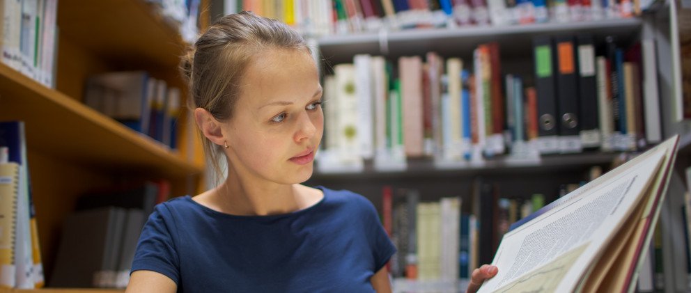 Frau in einer Bibliothek