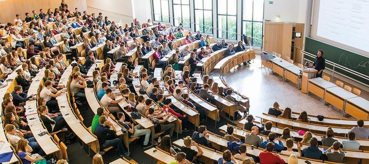 Voller Hörsaal beim Schnupperstudium