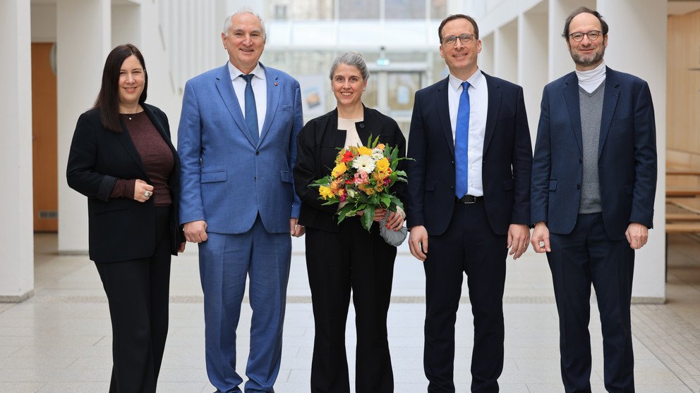 From left to right: Deputy Head of Administration Sabine Wiendl, University President Professor Ulrich Bartosch, Head of Administration Barbara Tasch, Vice President Professor Jan Schumann and Vice President Professor Harald Kosch. Photo credit: University of Passau/Schwarz