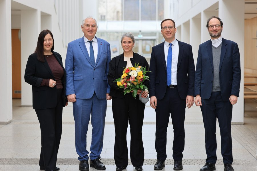 From left to right: Deputy Head of Administration Sabine Wiendl, University President Professor Ulrich Bartosch, Head of Administration Barbara Tasch, Vice President Professor Jan Schumann and Vice President Professor Harald Kosch. Photo credit: University of Passau/Schwarz