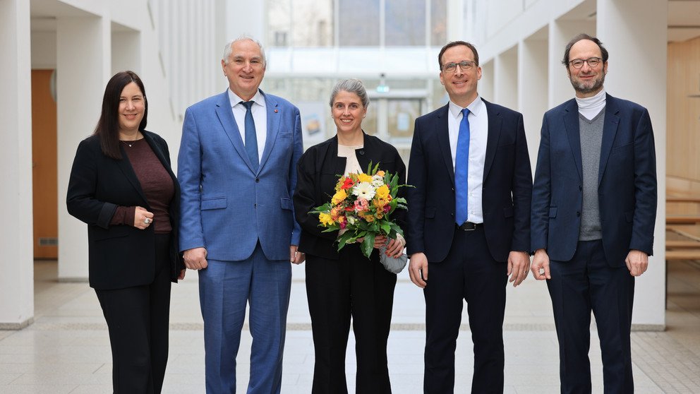 From left to right: Deputy Head of Administration Sabine Wiendl, University President Professor Ulrich Bartosch, Head of Administration Barbara Tasch, Vice President Professor Jan Schumann and Vice President Professor Harald Kosch. Photo credit: University of Passau/Schwarz
