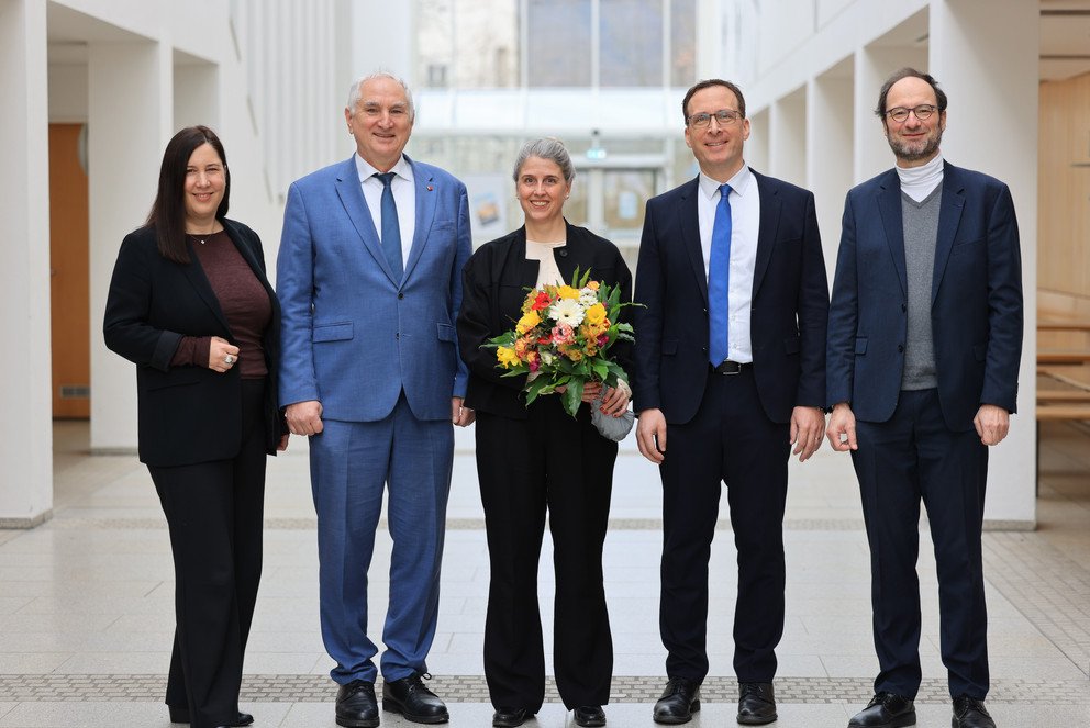 (v.l.) Vizekanzlerin Sabine Wiendl, Pr&auml;sident Prof. Dr. Ulrich Bartosch, Kanzlerin Barbara Tasch, Vizepr&auml;sident Prof. Dr. Jan Schumann und Vizepr&auml;sident Prof. Dr. Harald Kosch; Foto: Universit&auml;t Passau/Schwarz.