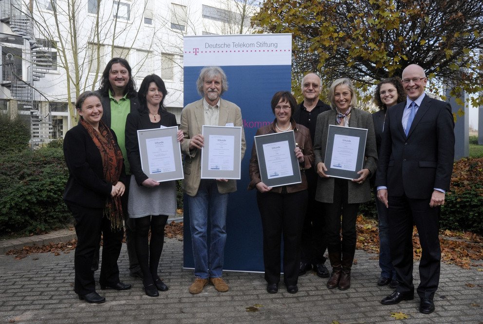 Dr. Sieglinde Waasmaier (3. v. l.) mit weiteren Preistr&auml;gern und Vertretern der Telekomstiftung der Fachjury (v. l.): Prof. Susanne Prediger, Prof. Christoph Selter, Sieglinde Waasmaier, Peter Doll, Beate Kurzeia-Tegel, Prof. Hans-Wolfgang Henn, Ulrike Sendelbach, Theresa Deutscher, Dr. Ekkehard Winter (Gf Deutsche Telekom Stiftung). 
