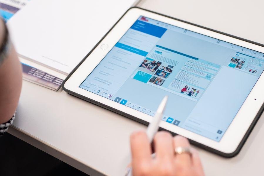 Eine Studierende nutzt ein Tablet Eine Studierende nutzt ein Tablet