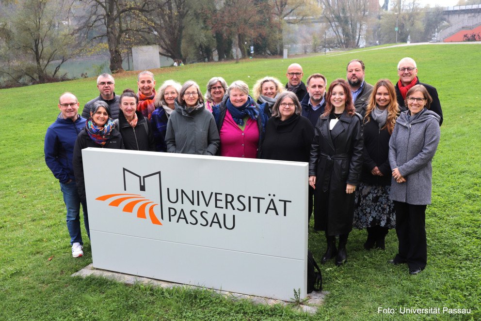 Die Teilnehmenden der „Regionaltagung der hochschulbezogenen DaF-Institutionen in Bayern“, Foto: Universität Passau