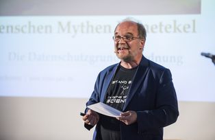 Prof. Dr. Dirk Heckmann gibt den Startschuss zum Science Slam der Nachwuchswissenschaftlerinnen und -wissenschaftler mit seiner Auftaktrede über Menschen, Mythen und Menetekel