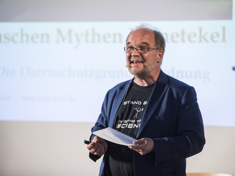 Prof. Dr. Dirk Heckmann gibt den Startschuss zum Science Slam der Nachwuchswissenschaftlerinnen und -wissenschaftler mit seiner Auftaktrede über Menschen, Mythen und Menetekel